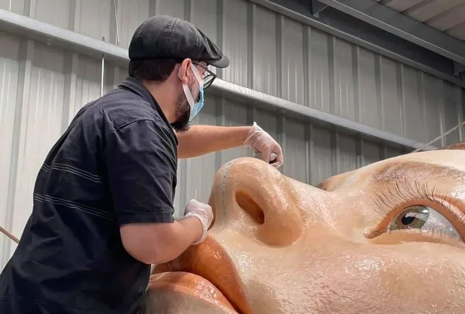 又見“陰間設(shè)計(jì)”！西班牙河道驚現(xiàn)人頭雕像~(圖9)